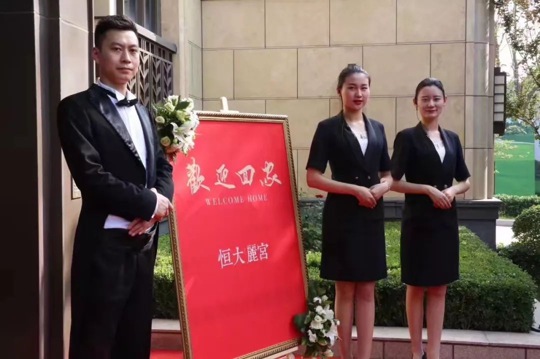 圣诞遇新年，暖心相伴 金碧物业邀您共享双节欢愉